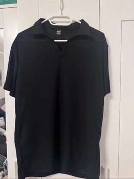 Schwarzes Poloshirt