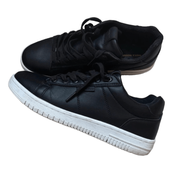 Black low top sneakers