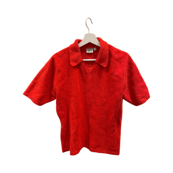 Punainen neulepaita kauluksella