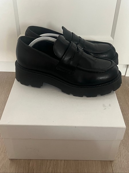 Vagabond black leather loafers Cosmo 2