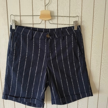 Siniset raidalliset shortsit
