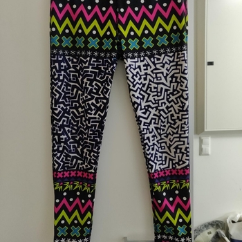 Moniväriset kuviolliset leggingsit