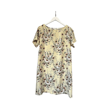 Keltainen kukkamekko