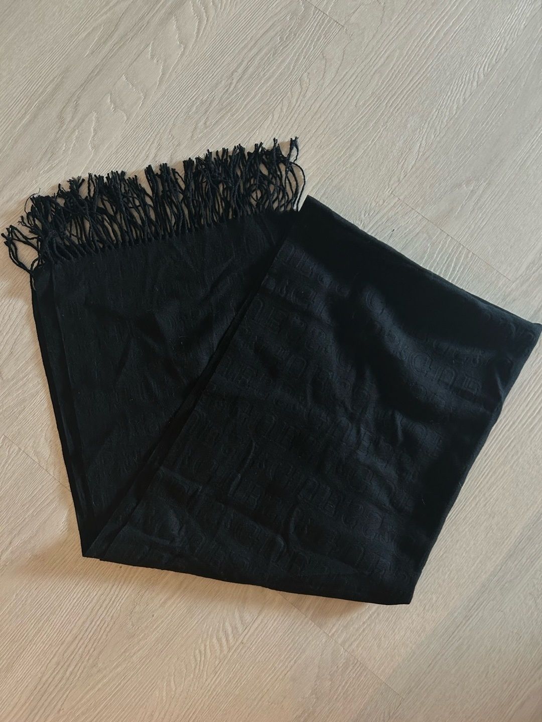 Guess scarf