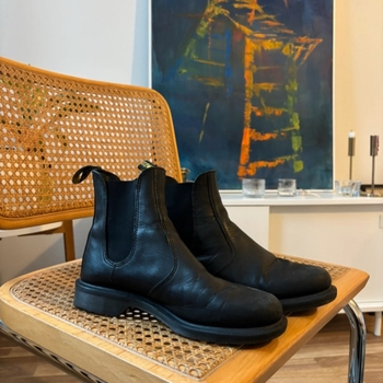 Black leather Chelsea boots