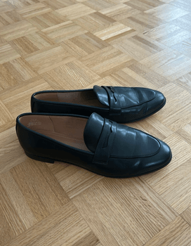 Mustat loaferit