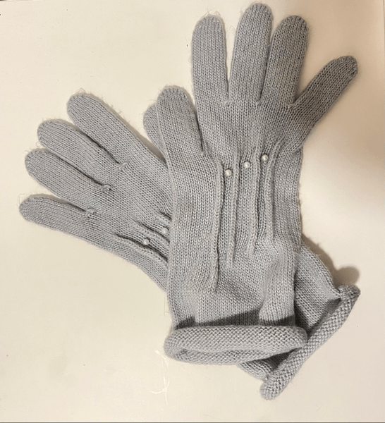 Knitted gloves with pearls 