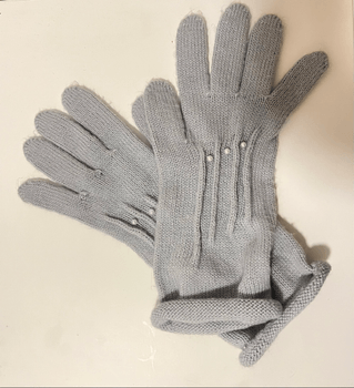 Knitted gloves with pearls 