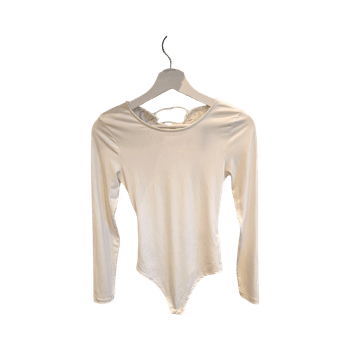 Valkoinen pitsiyksityiskohtainen body