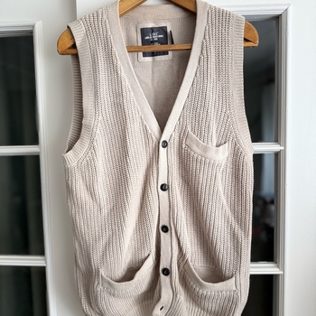 Beige neuleliivi