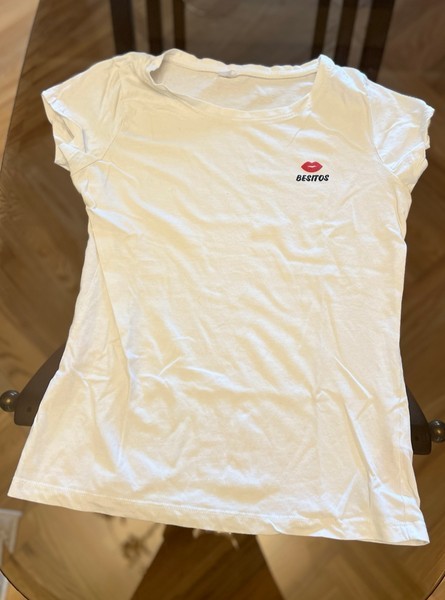 White Besitos graphic t-shirt