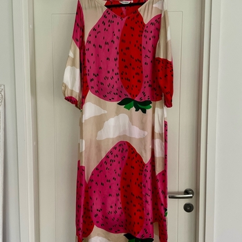 Marimekko jylhä Mansikkavuoret silkkimekko 