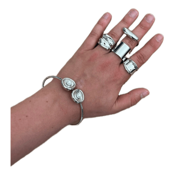 Sølvfarvede ringe og armbånd