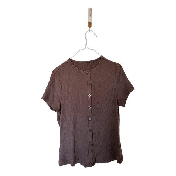 Brun ribstrikket top med knapper