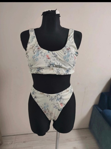 Gėlėtas bikinį komplektas