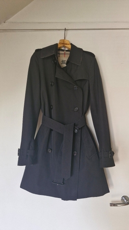 Musta Burberry trenssitakki S/XS