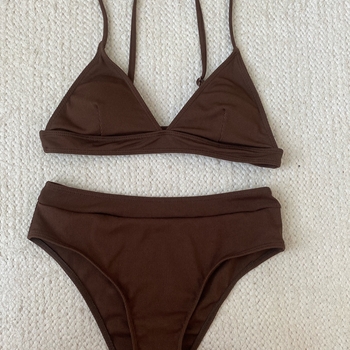 Ruskeat bikinit