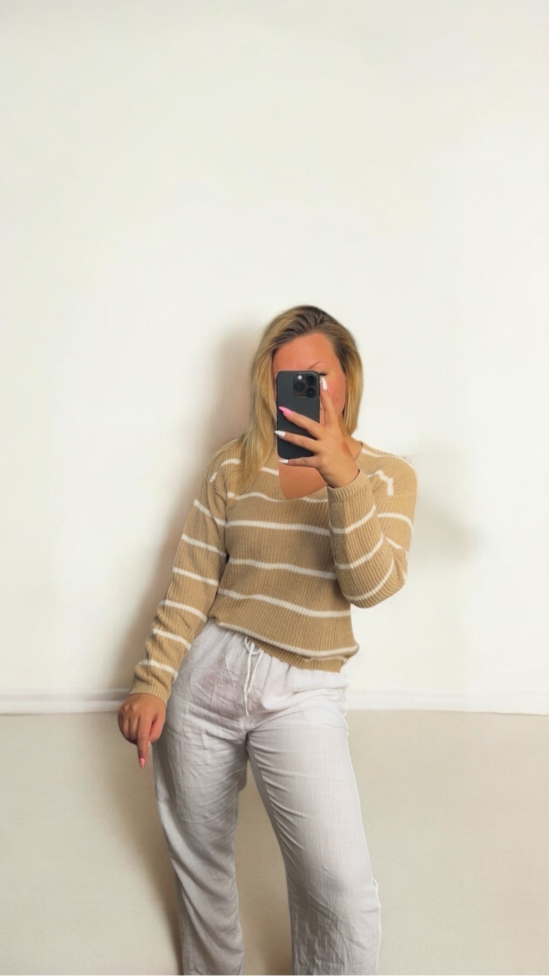 beige valkoraidallinen neulepusero