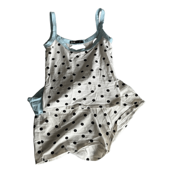 Valkoinen pilkullinen pyjama