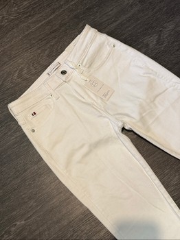 Valkoiset Tommy Hilfiger farkut
