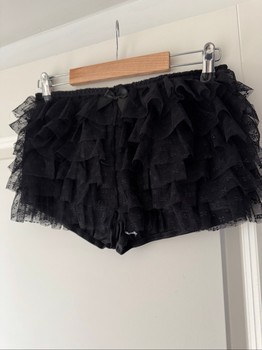 Mustat röyhelöiset S