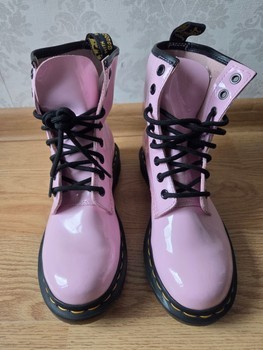 Dr. Martens rožiniai lakuoti aulinukai – originalūs