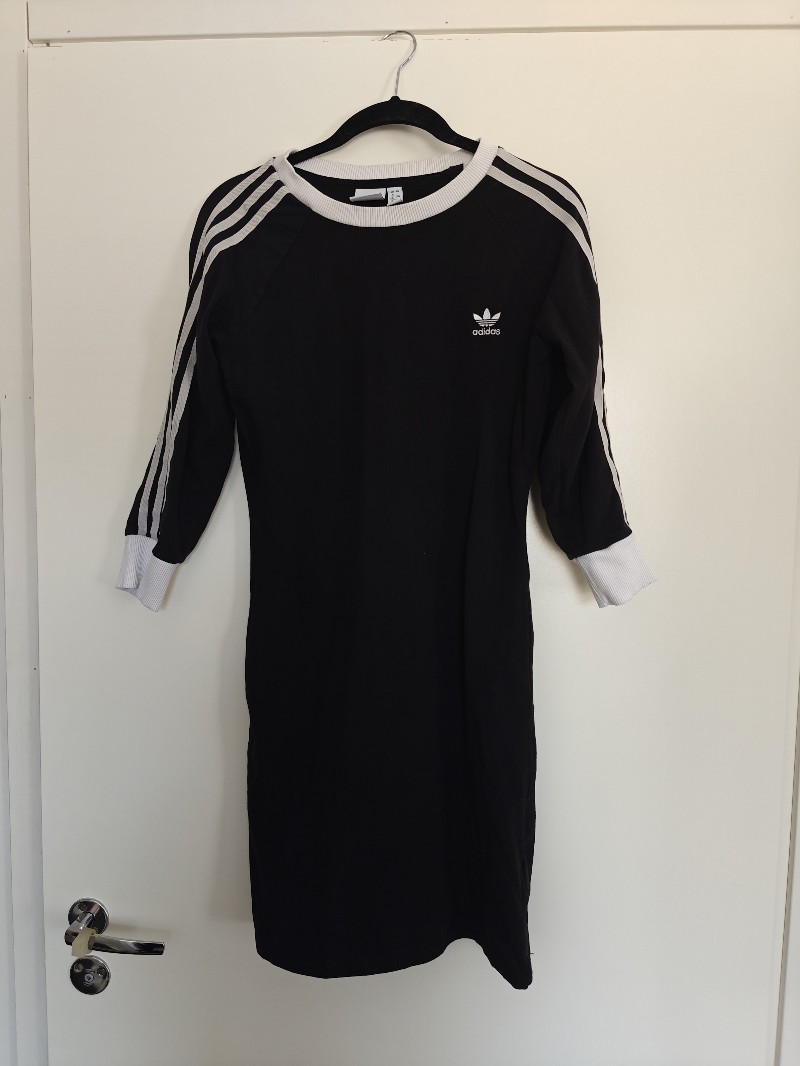 Adidaksen collegemekko