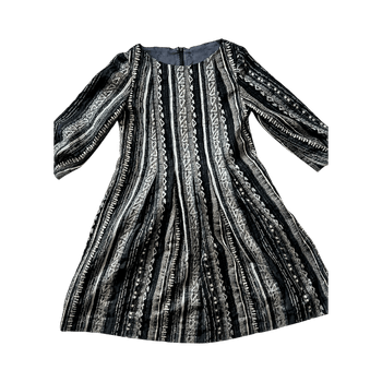 Mustapohjainen pitkähihainen mekko