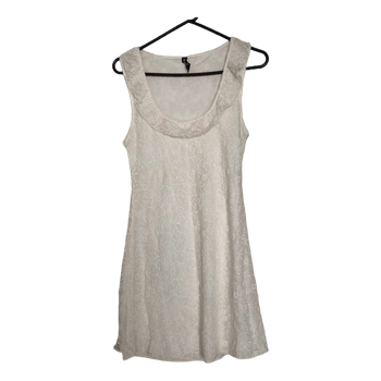 Robe blanche en dentelle