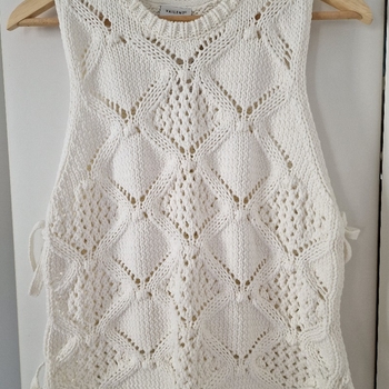 White knitted sleeveless vest