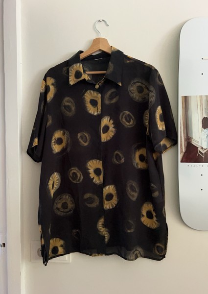Black patterned short-sleeved shirt