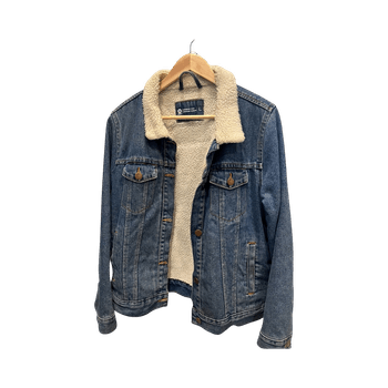 Sininen farkkutakki vuorilla