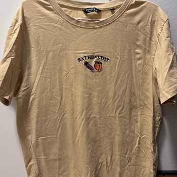 Beige t-paita kirjailulla