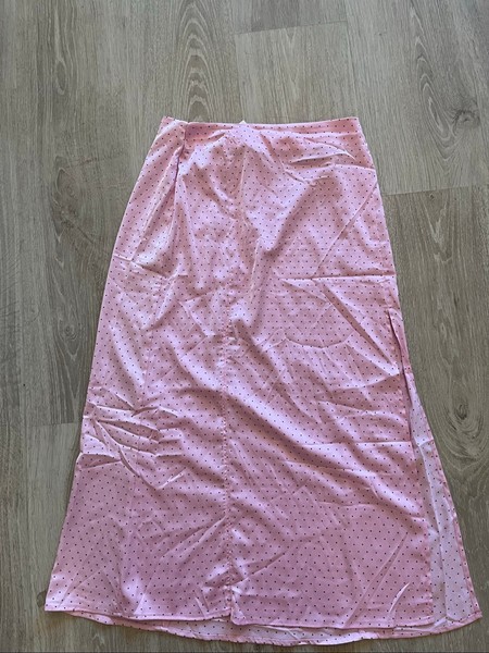 vaaleanpunainen pilkullinen hame
