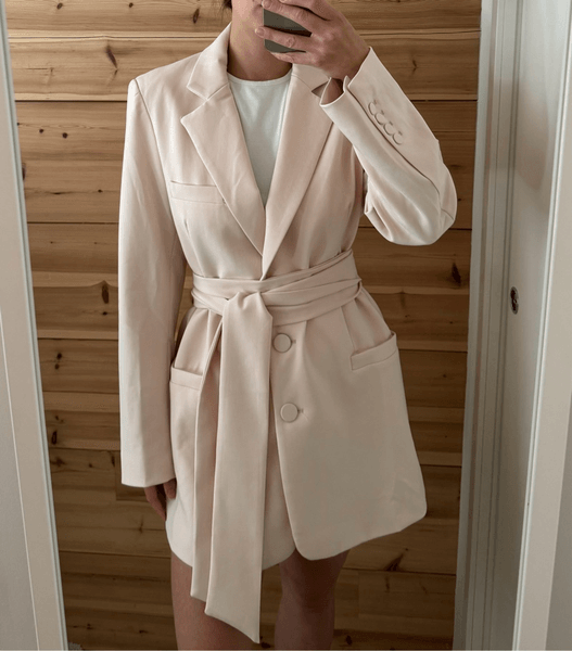 Beige vyötäröllä solmittava bleiseri