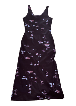 Kukkakuvioinen mekko halkiolla