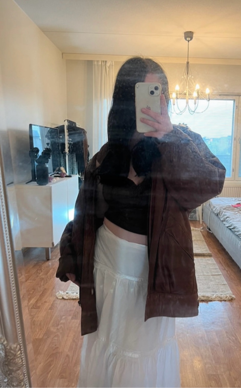 Ruskea oversized nahkatakki