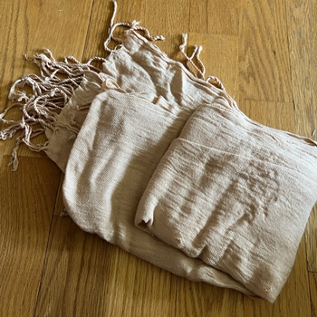beige huivi tupsuilla