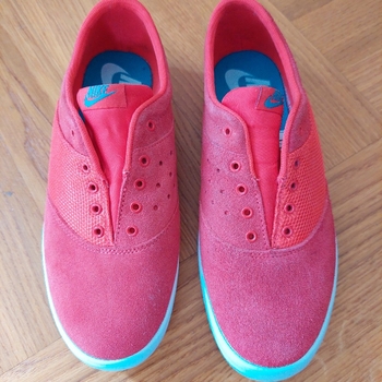 Punaiset Nike kengät