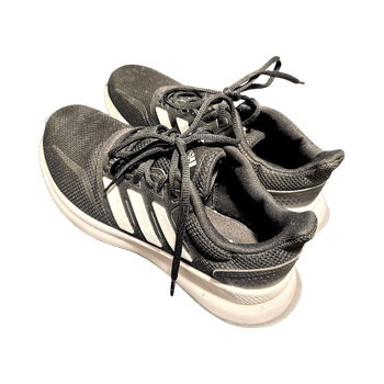 Mustat adidaksen urheilukengät