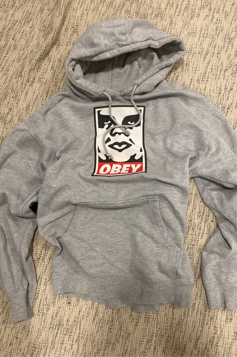 Harmaa huppari Obey-logolla