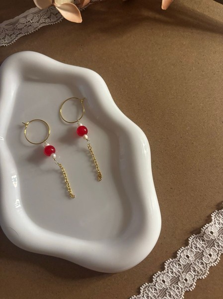 Guld creoler med røde perler