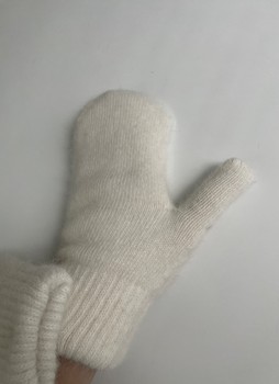 Unused white mittens (one size) 🤍
