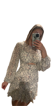 Valkoinen kukkakuvioinen mekko