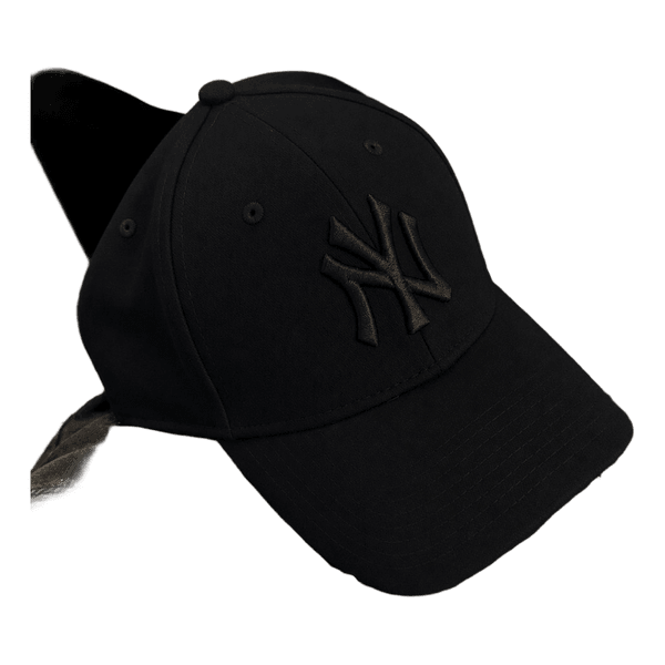 Black New York Yankees cap