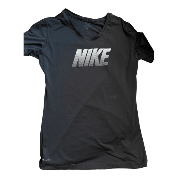 Musta Nike spordisärk