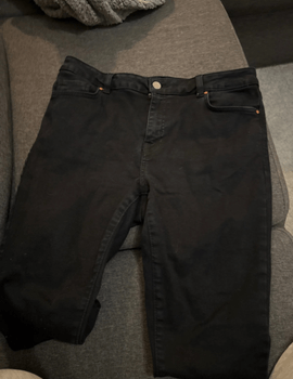 Musta skinny-farkut