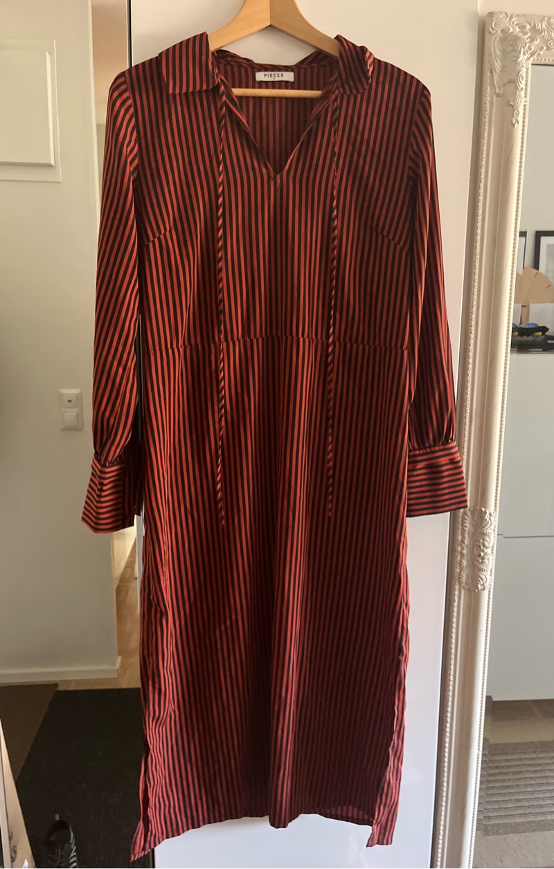 Punamusta raidallinen mekko