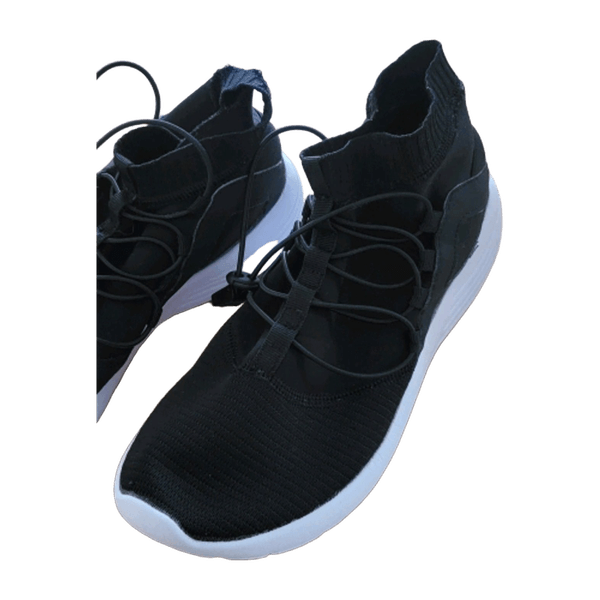 My wear sports shoes