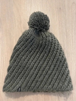Harmaa pipo pom-pomilla